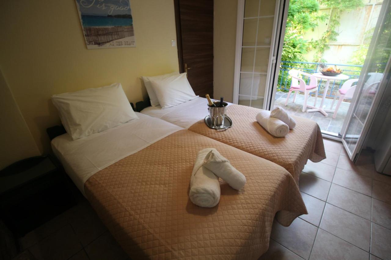 Batis Breeze Bed and Breakfast Perama  Exteriör bild