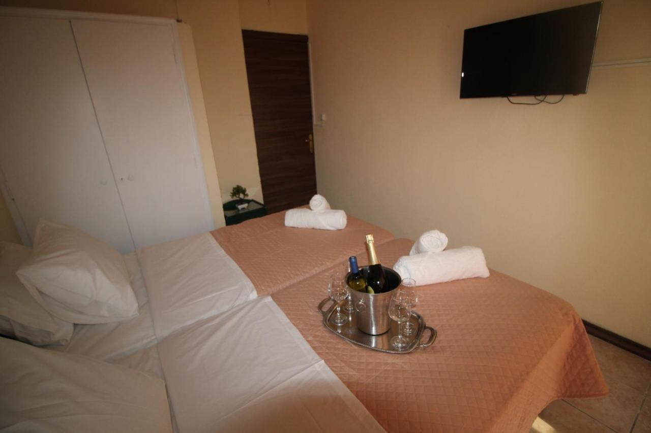 Batis Breeze Bed and Breakfast Perama  Exteriör bild