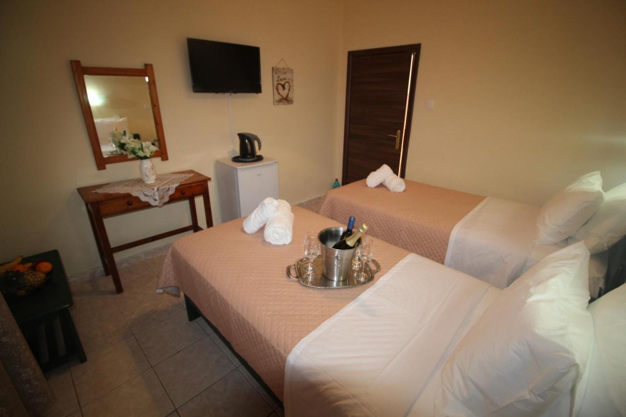 Batis Breeze Bed and Breakfast Perama  Exteriör bild