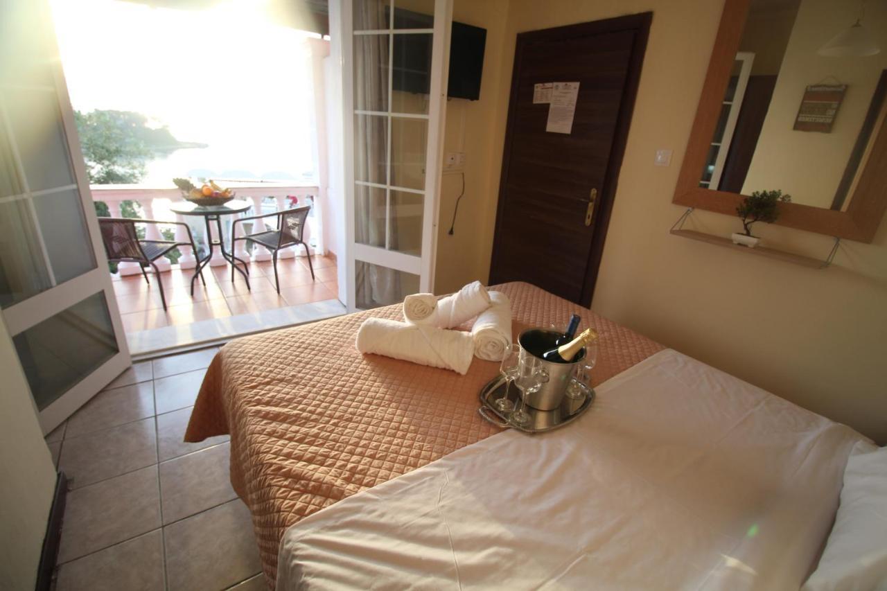 Batis Breeze Bed and Breakfast Perama  Exteriör bild