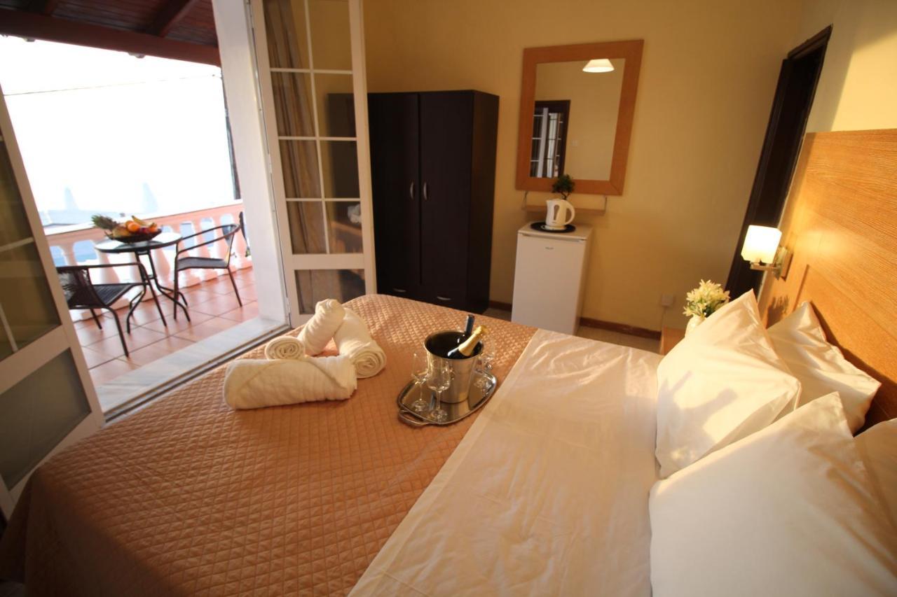 Batis Breeze Bed and Breakfast Perama  Exteriör bild