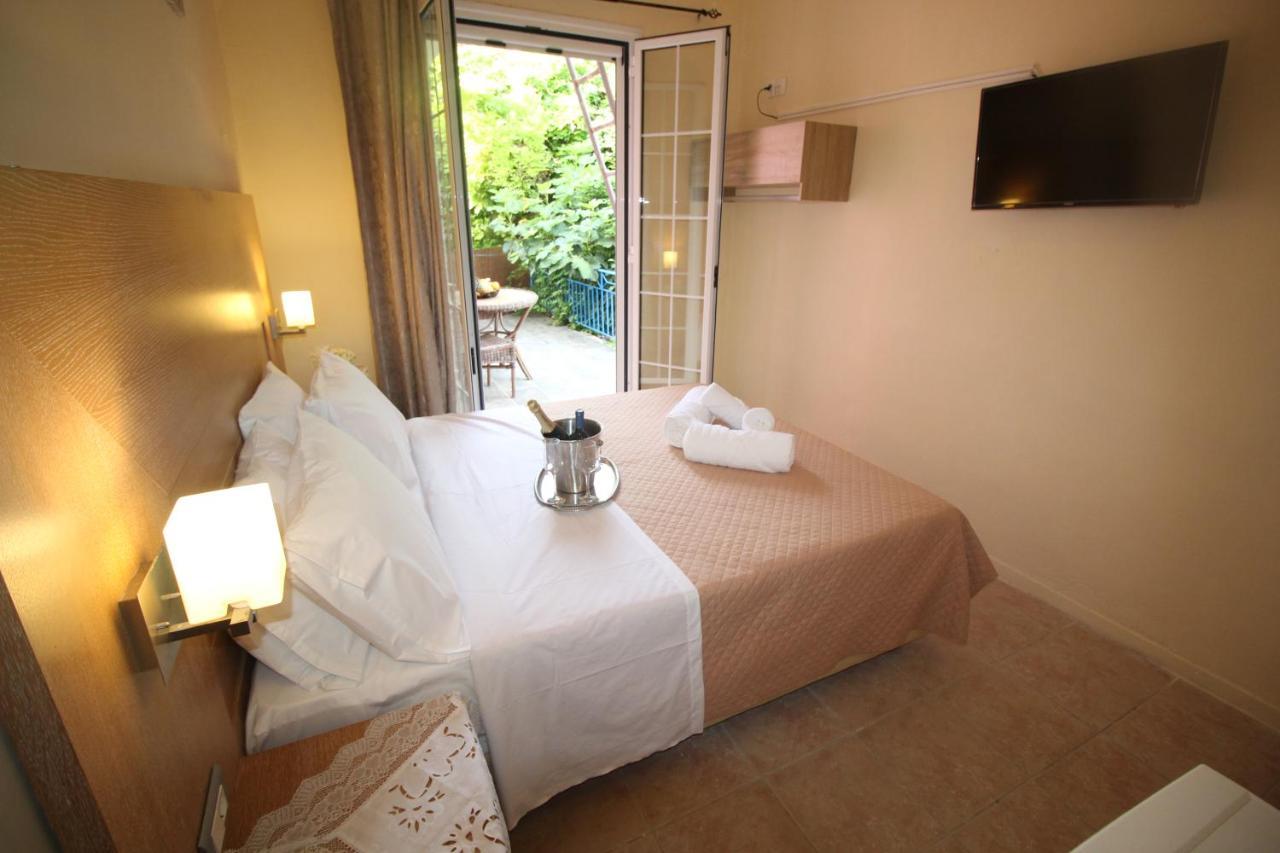 Batis Breeze Bed and Breakfast Perama  Exteriör bild